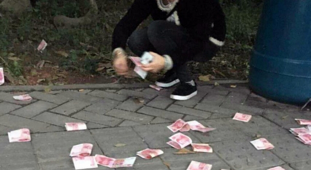 土豪任性!男子公交站撒万元现金走人 路人捡起没拿走