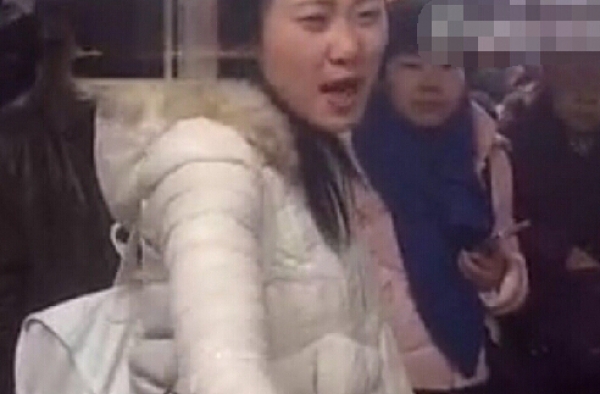 女孩怒斥医院票贩:票贩医院里应外合 300块的号要4500!