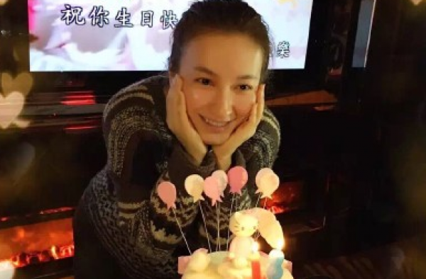 吴昕晒素颜庆生照 网友纷纷送祝福
