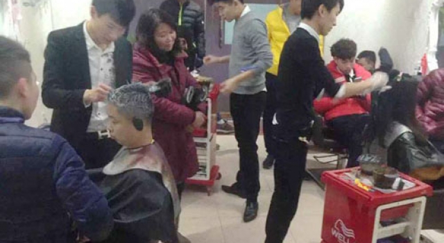 春节前夕理发店顾客爆棚 理发师忙到凌晨四点半才打烊
