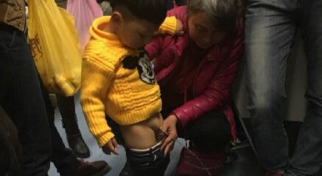 伤风败俗!曝大妈上海地铁让孩子当众就地撒尿