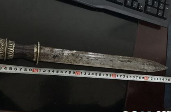 患暴力倾向女子坐火车藏刀护身:不让带刀全站人走不了