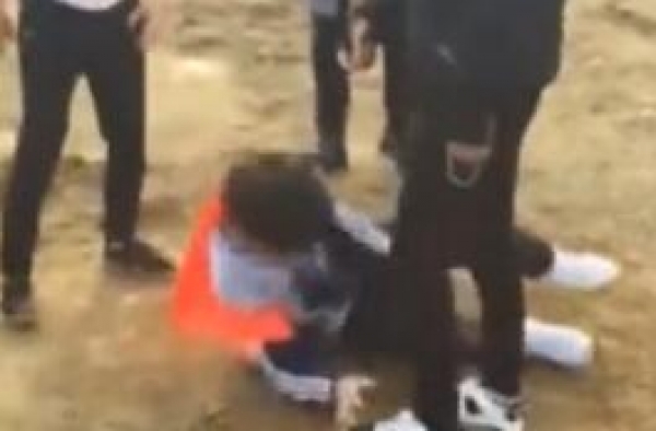 初中男生邀请女同学看电影 遭人嫉妒被跪地群殴