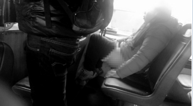 女子乘公交当众小便：把座位抹干净 若无其事喝饮料