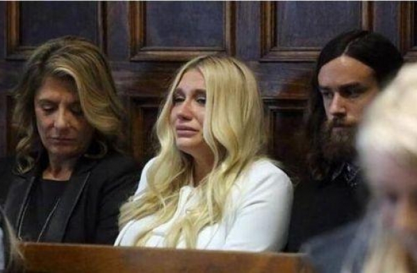 美国歌手Ke$ha性侵案因证据不足败诉 曾当众撒尿并喝下舆论哗然