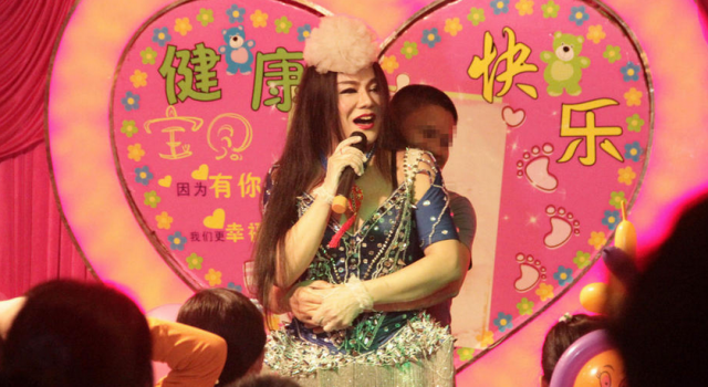 卧槽!广西土豪请泰国“人妖”助兴女儿百日宴