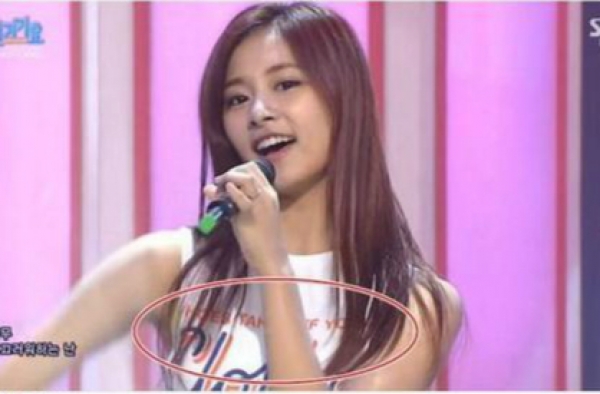 Twice成员周子瑜穿“妓女服”遭炮轰 网友：没文化真可怕!