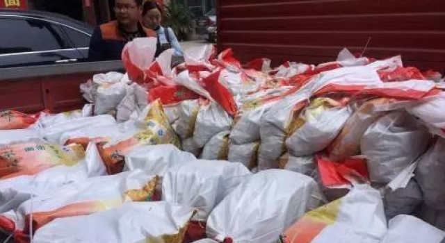 开大卡去存钱:老板娘拉一卡车54万硬币 多家银行拒收