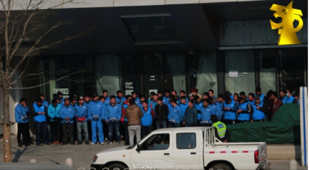 315晚会第一枪:饿了么黑心作坊 牙开火腿肠尝菜扔锅里