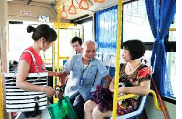 我去!女子坐公交嫌2岁娃吵闹批评 小孩家长将其踹骨折