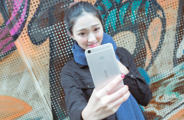 vivo Xplay5上市热卖 女神教你玩转全金属双曲面手机