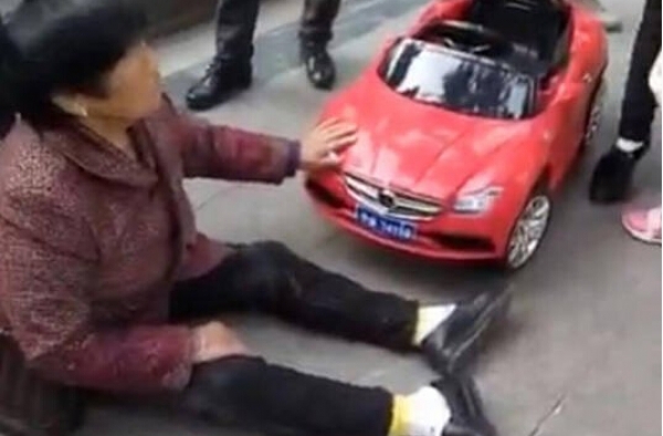 碰瓷新境界还是真受伤？老人被玩具车撞倒后坐着不起