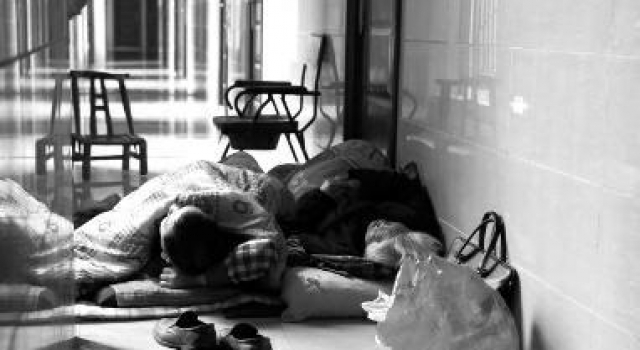 男子携8旬奶奶讨债 背井离乡不分昼夜睡欠债人家门口