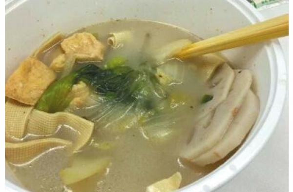 恶心！美团外卖定冒菜吃出数只蟑螂 你还敢叫外卖吗