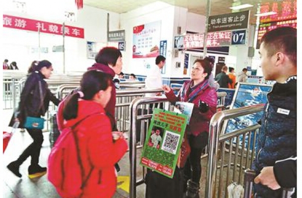 儿子被拐走丈夫抑郁跳楼自尽 女子坚持寻儿25年终寻回