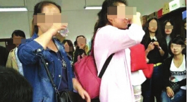 高校喝白酒决定考试成绩 老师:满杯100分 不喝不及格