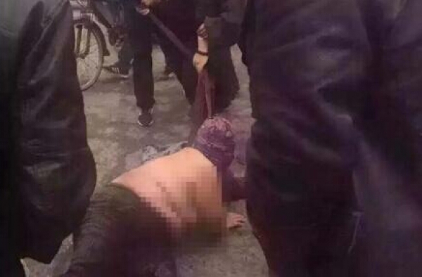 燕郊城管对老人拳打脚踢撕衣服 老人先对执法队员动手?