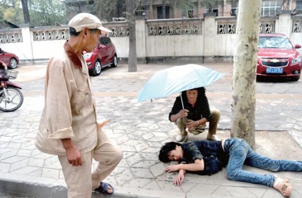 女医街头救醒昏迷老妇 反遭骂:怎么随便掐我 别想溜