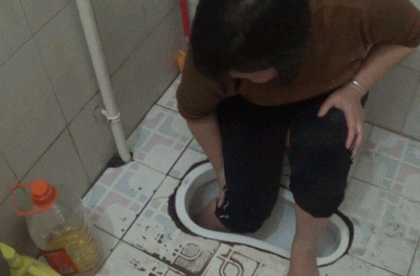 奇葩!女子脚卡卫生间蹲坑 消防员用食用油将其润滑救出