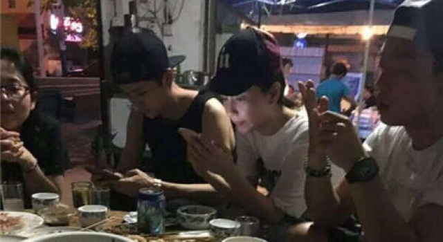 《跑男》集结西双版纳摊边撸串 鹿晗穿黑心被赞纯爷们