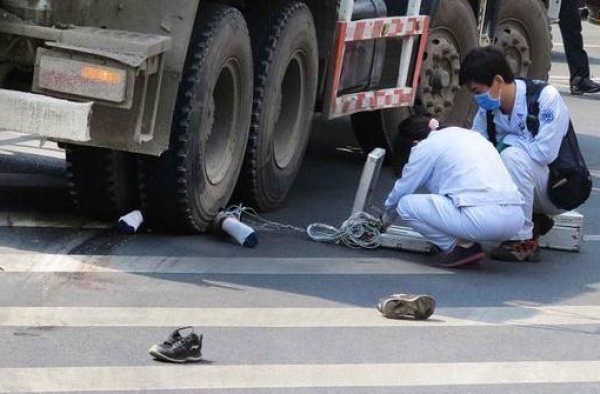远离手机！男子疑低头玩手机被卷进泥罐车死亡