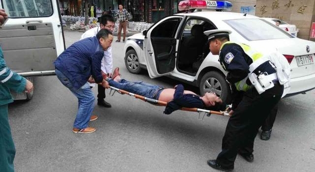 司机载200箱蜜蜂上高速 蜜蜂进驾驶舱哲人致休克