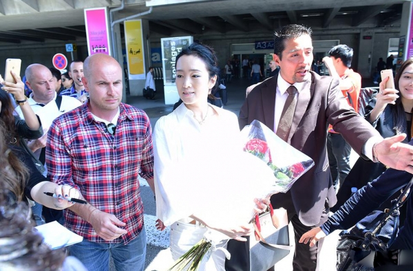巩俐现身戛纳机场 透露戛纳红毯服将走中西风结合路线