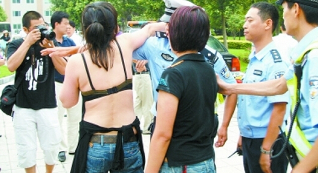 豪放！女子闯红灯被交警查处 一言不合突然脱掉衣服
