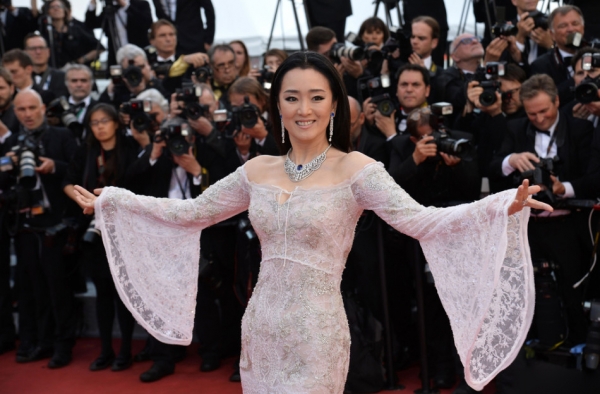 戛纳电影节巩俐霸气走红毯 素雅礼服难掩女王范儿
