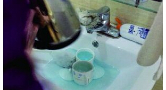 恶心!酒店员工用洁厕液马桶刷洗茶杯 前台:会冲干净的