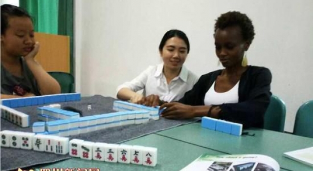 Amazing!高校学生课上教外教打麻将 校方称不好评价