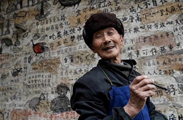 哇塞 满墙毛笔涂鸦出自八十岁老人之手