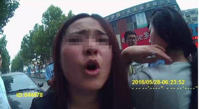羞！济南醉酒女司机撞人 卖萌调戏警察:大叔你真帅