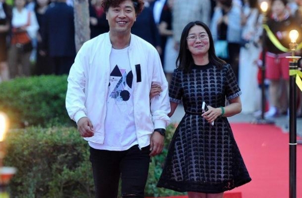 大学生情侣毕业走红毯秀恩爱 单身狗没有活路了?