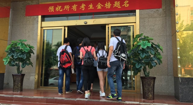 霸气又暖心助考!河南女老师自费包下一整层高考房