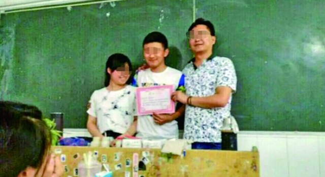 高三班主任为减压给学生颁情侣奖 事后遭吐槽挨批