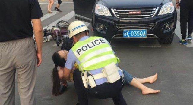 民警坐地怀抱昏迷女子 网友：暖心“人肉枕头”