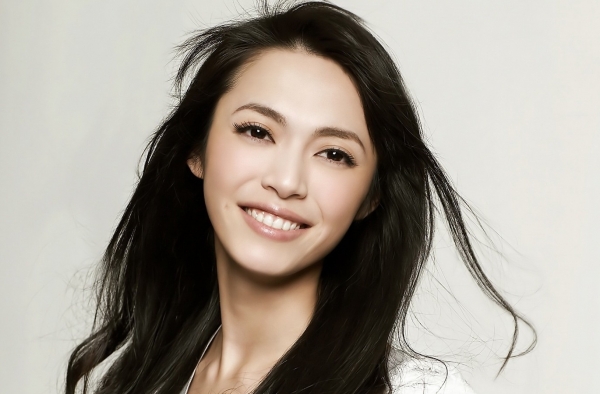 姚晨大长腿蜡像太美了！ 挡不住粉丝热情衣服都被摸烂
