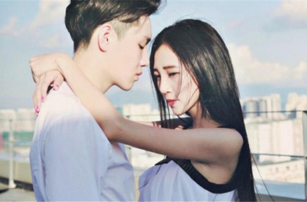 不会聊天？ 给她讲个故事吧