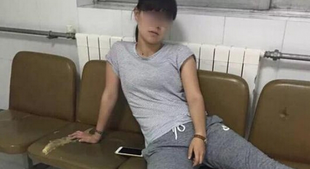游客青岛矿泉水瓶不慎扔到商贩被讹千元 景区要求退回