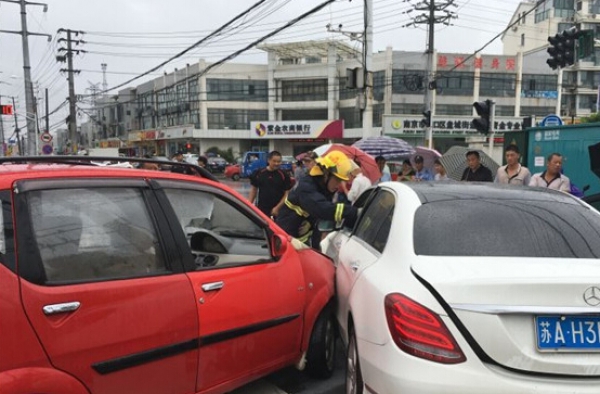 哈飞小车追撞大奔 持铁棍猛砸后：我认错人砸错车了