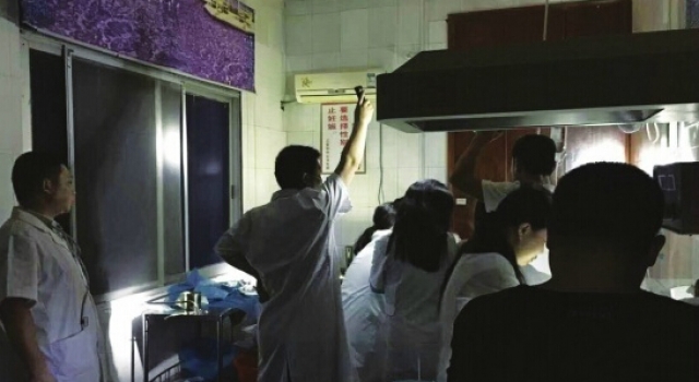 湖南洪水致医院停电 多名医生举手电筒照亮病房接生