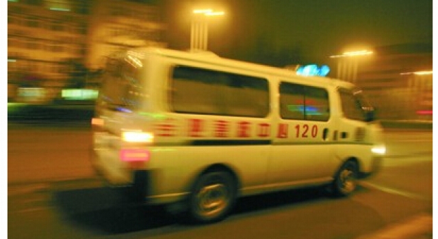 4名急救人员拒抬81岁患者:抬不动 120回应称无违规