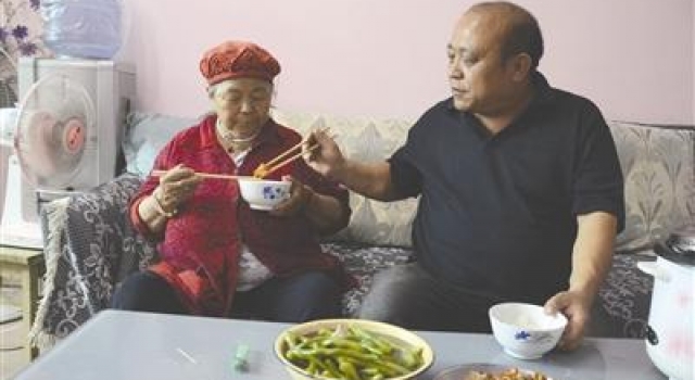 爱的供养！妻以死相逼不和婆婆住 丈夫租房养母9年