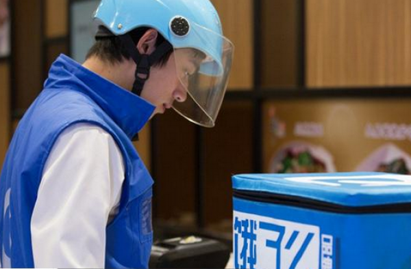 饿了么乱象泛滥：麻辣烫袋子敞口 8旬配送员遭投诉