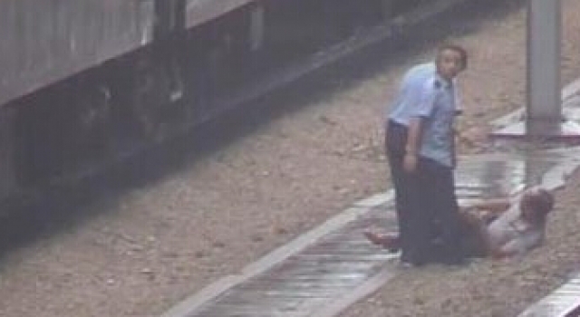 惊！男子随地吐痰被人推下站台 和行驶火车擦身而过