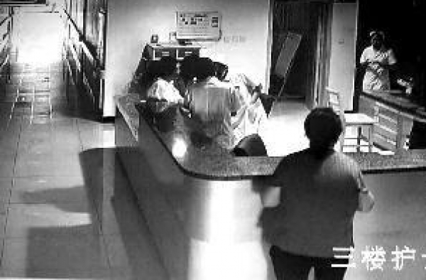 怒！产妇大出血致死 监控显示医生护士正玩手机说笑