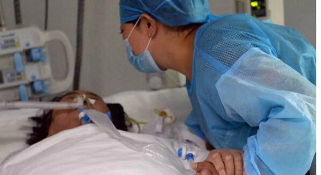 吃自制臭豆腐3人中毒 老人写“死、不治”放弃治疗