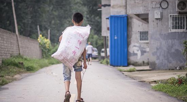 12岁男孩40℃高温下拾荒 为继母筹医药费:她是我娘