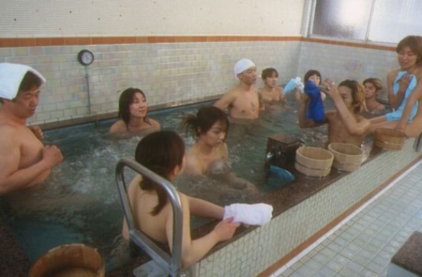 高校男女混用浴室：仅隔一块木板 校方称是临时的